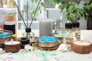 Spa masajı öğeleri masanın üzerinde bir kompozisyonda düzenlenir.