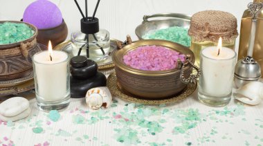 Spa masajı öğeleri masanın üzerinde bir kompozisyonda düzenlenir.