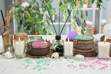 Spa masajı öğeleri masanın üzerinde bir kompozisyonda düzenlenir.