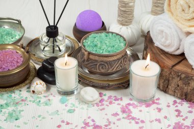 Spa masajı öğeleri masanın üzerinde bir kompozisyonda düzenlenir.