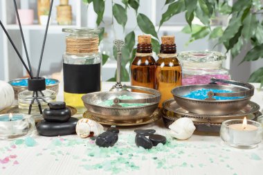Spa masajı öğeleri masanın üzerinde bir kompozisyonda düzenlenir.
