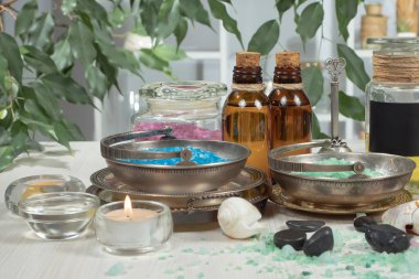 Spa masajı öğeleri masanın üzerinde bir kompozisyonda düzenlenir.