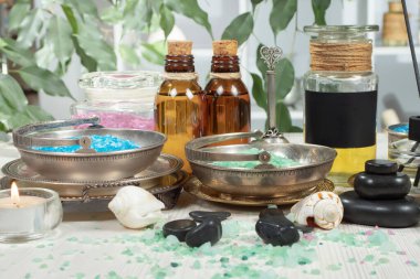 Spa masajı öğeleri masanın üzerinde bir kompozisyonda düzenlenir.