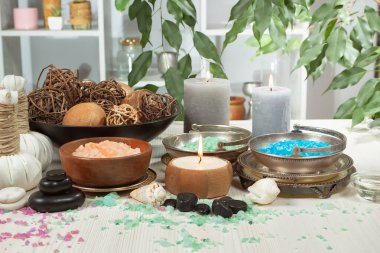 Spa masajı öğeleri masanın üzerinde bir kompozisyonda düzenlenir.