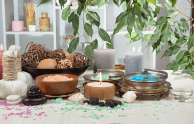 Spa masajı öğeleri masanın üzerinde bir kompozisyonda düzenlenir.