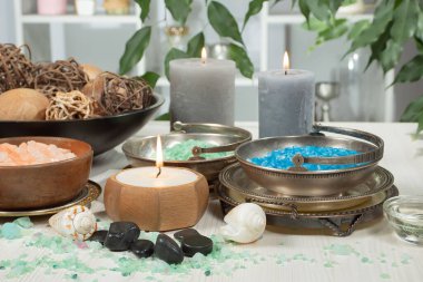 Spa masajı öğeleri masanın üzerinde bir kompozisyonda düzenlenir.