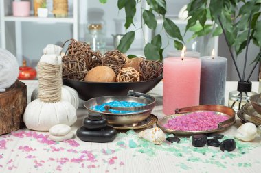 Spa masajı öğeleri masanın üzerinde bir kompozisyonda düzenlenir.