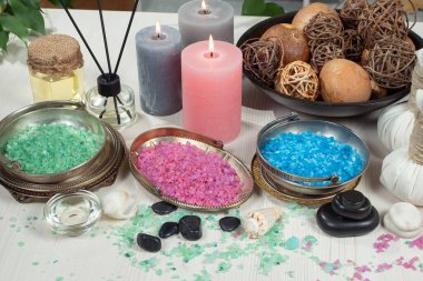 Spa masajı öğeleri masanın üzerinde bir kompozisyonda düzenlenir.