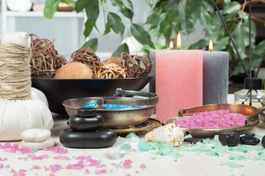 Spa masajı öğeleri masanın üzerinde bir kompozisyonda düzenlenir.