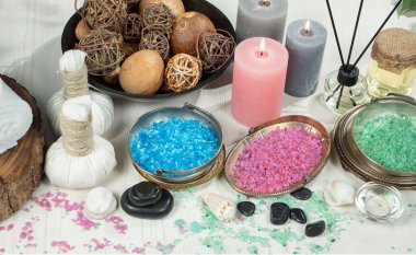 Spa masajı öğeleri masanın üzerinde bir kompozisyonda düzenlenir.
