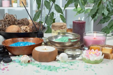 Spa masajı öğeleri masanın üzerinde bir kompozisyonda düzenlenir.