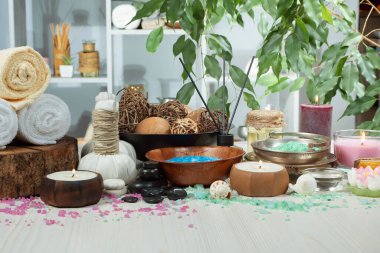 Spa masajı öğeleri masanın üzerinde bir kompozisyonda düzenlenir.
