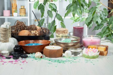 Spa masajı öğeleri masanın üzerinde bir kompozisyonda düzenlenir.