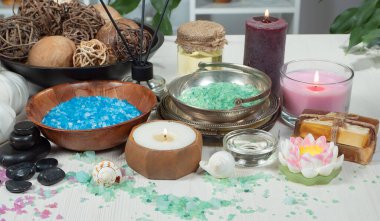 Spa masajı öğeleri masanın üzerinde bir kompozisyonda düzenlenir.