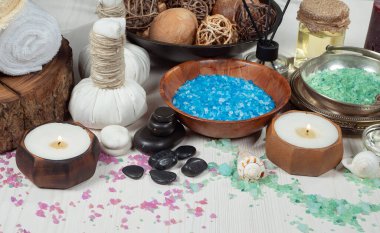 Spa masajı öğeleri masanın üzerinde bir kompozisyonda düzenlenir.