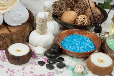 Spa masajı öğeleri masanın üzerinde bir kompozisyonda düzenlenir.