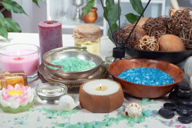 Spa masajı öğeleri masanın üzerinde bir kompozisyonda düzenlenir.