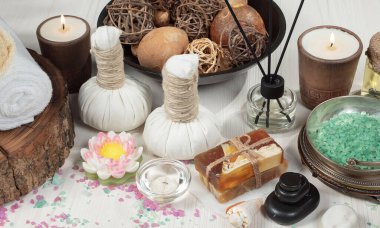 Spa masajı öğeleri masanın üzerinde bir kompozisyonda düzenlenir.