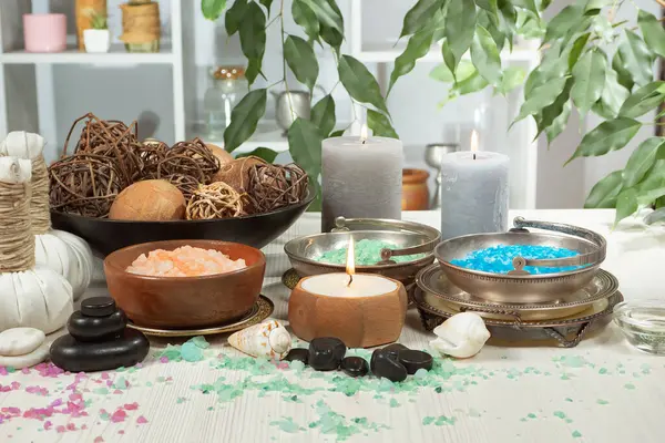 Spa masajı öğeleri masanın üzerinde bir kompozisyonda düzenlenir.
