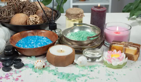 Spa masajı öğeleri masanın üzerinde bir kompozisyonda düzenlenir.
