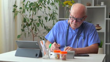 Ofisteki yaşlı bir doktor, cep telefonuyla duygusal iletişim kuruyor..