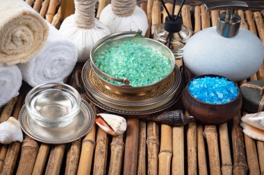 Spa masajı öğeleri masanın üzerinde bir kompozisyonda düzenlenir.