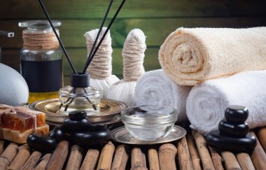 Spa masajı öğeleri masanın üzerinde bir kompozisyonda düzenlenir.