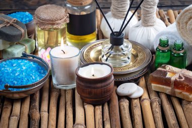 Spa masajı öğeleri masanın üzerinde bir kompozisyonda düzenlenir.