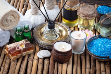 Spa masajı öğeleri masanın üzerinde bir kompozisyonda düzenlenir.