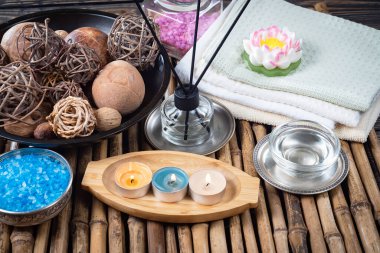 Spa masajı öğeleri masanın üzerinde bir kompozisyonda düzenlenir.