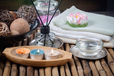 Spa masajı öğeleri masanın üzerinde bir kompozisyonda düzenlenir.