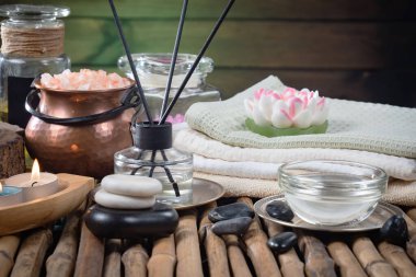 Spa masajı öğeleri masanın üzerinde bir kompozisyonda düzenlenir.