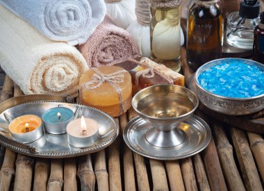 Spa masajı öğeleri masanın üzerinde bir kompozisyonda düzenlenir.