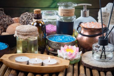 Spa masajı öğeleri masanın üzerinde bir kompozisyonda düzenlenir.