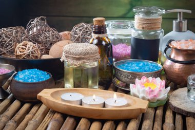 Spa masajı öğeleri masanın üzerinde bir kompozisyonda düzenlenir.
