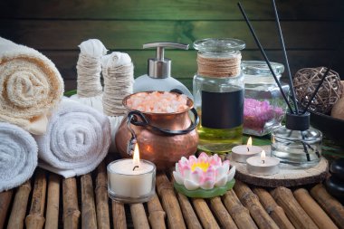 Spa masajı öğeleri masanın üzerinde bir kompozisyonda düzenlenir.