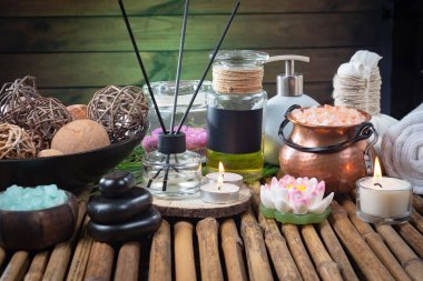 Spa masajı öğeleri masanın üzerinde bir kompozisyonda düzenlenir.