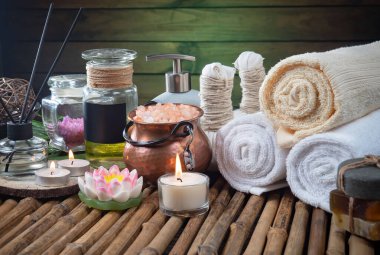 Spa masajı öğeleri masanın üzerinde bir kompozisyonda düzenlenir.