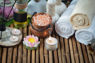 Spa masajı öğeleri masanın üzerinde bir kompozisyonda düzenlenir.