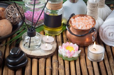 Spa masajı öğeleri masanın üzerinde bir kompozisyonda düzenlenir.