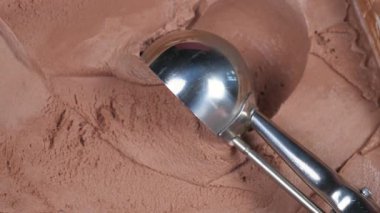 Çikolatalı dondurma kadehleri yavaşça kaşığa dökülür..