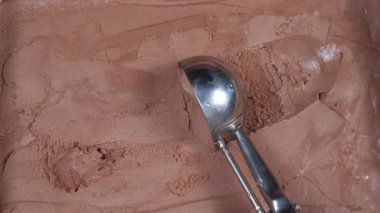 Çikolatalı dondurma kadehleri yavaşça kaşığa dökülür..