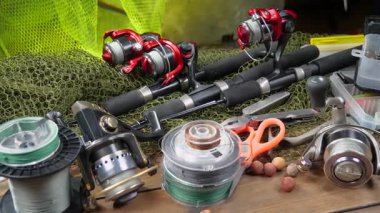 Yatay düzlem boyunca yavaşça hareket eden balıkçılık malzemeleri masanın üzerinde bir kompozisyonda düzenlenir..