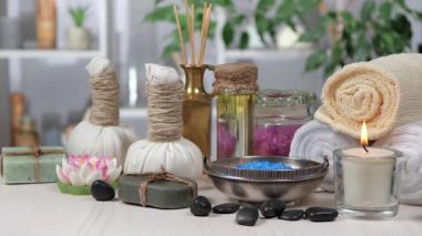 SPA masajı için malzemeler, masaj masasının üzerine dizilmiş, yavaşça dikey düzlemde hareket ediyor..