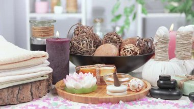 SPA masajı için malzemeler, masaj masasının üzerine dizilmiş, yavaşça dikey düzlemde hareket ediyor..
