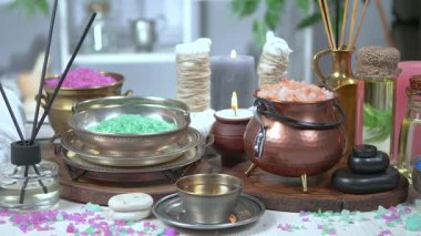 SPA masajı için malzemeler, masaj masasının üzerine dizilmiş, yavaşça dikey düzlemde hareket ediyor..