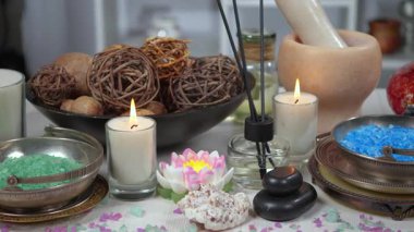 SPA masajı için malzemeler, masaj masasının üzerine dizilmiş, yavaşça dikey düzlemde hareket ediyor..