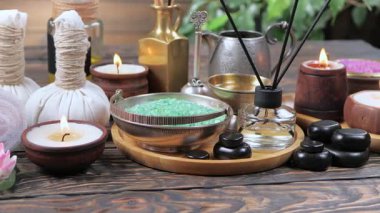 SPA masajı için malzemeler, masaj masasının üzerine dizilmiş, yavaşça dikey düzlemde hareket ediyor..