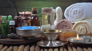 SPA masajı için malzemeler, masaj masasının üzerine dizilmiş, yavaşça dikey düzlemde hareket ediyor..