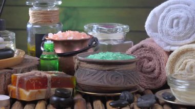SPA masajı için malzemeler, masaj masasının üzerine dizilmiş, yavaşça dikey düzlemde hareket ediyor..